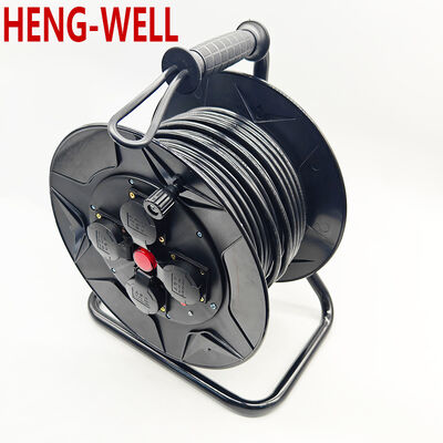 قرقره کابل جمع‌شونده مشکی برای فضای باز، طراحی شده برای استقرار و جمع‌آوری آسان کابل در محیط‌های کاری چالش‌برانگیز در فضای باز